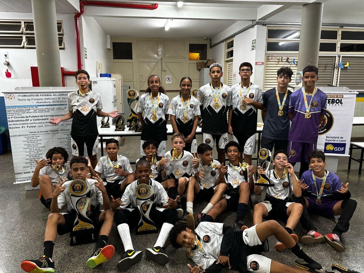 Entrega de material esportivo da Escolinha de futsal Leão da Serra